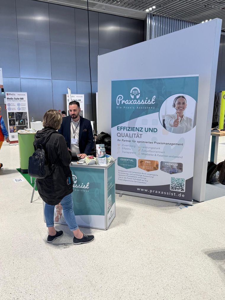 Das praxassist Team auf einer Fachmesse